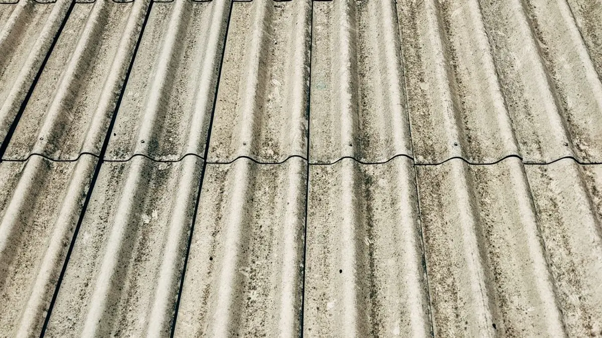 Telhado de fibrocimento aguenta placa solar? Laje, cerâmica e metálico: o que muda na instalação