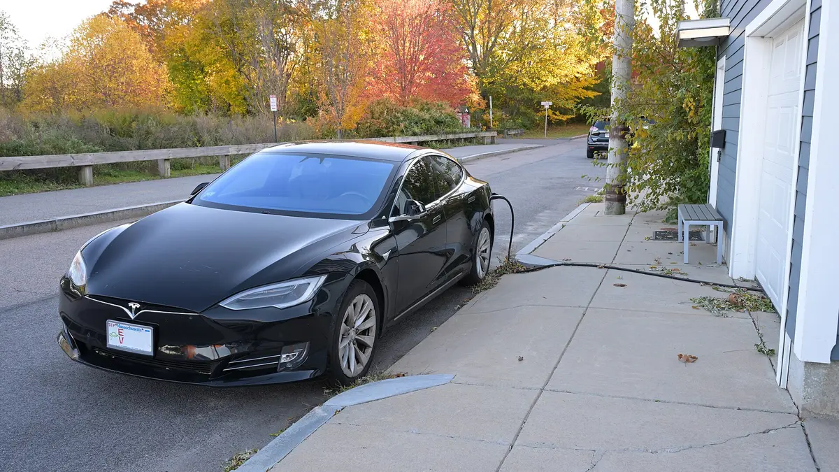 Carregar carro elétrico na tomada comum: por que a wall box existe e o que avaliar antes de instalar