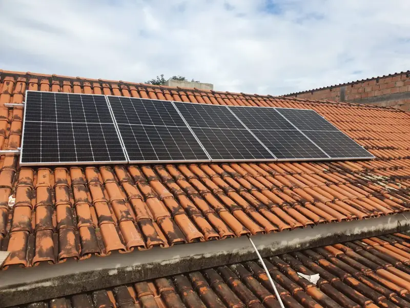 Instalação residencial de 4 painéis solares