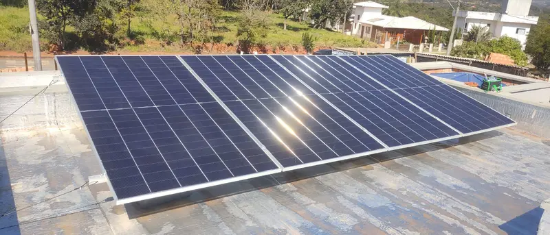 Instalação residencial de 4 módulos solares (2,8 kWp)