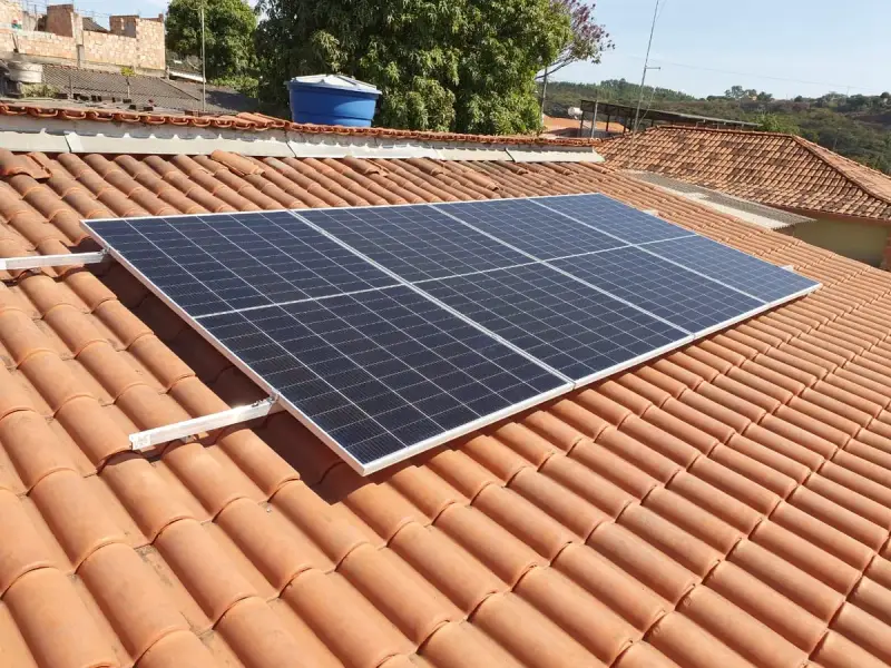 Instalação residencial de 4 painéis solares