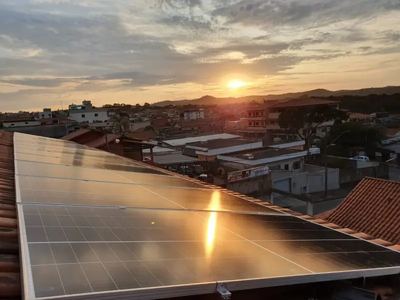 Sistema comercial de 12 painéis (6,12 kWp)