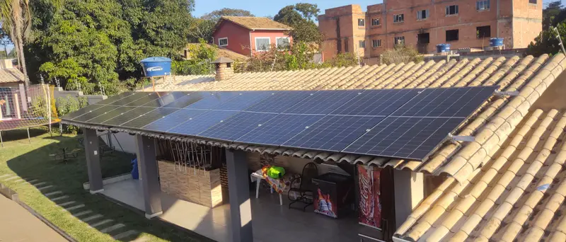 Instalação residencial de 15 módulos solares (9,15 kWp)