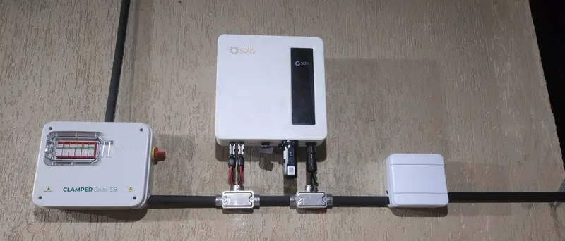 Inversor solar Solis instalado com proteção Clamper Solar SB